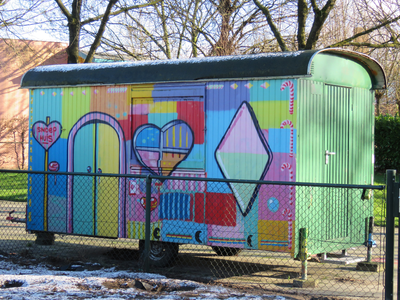 829141 Afbeelding van de schildering 'Snoephuis' op een bouwkeet op het terrein van speeltuin Noordse Park (Lagenoord) ...